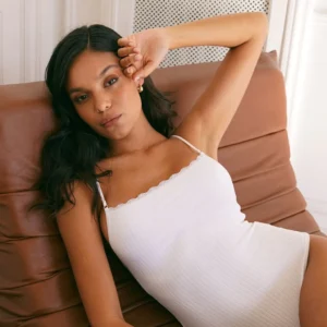 ANDRESSA A0545 BODY DE MICROFIBRA DESAGUJADA CON ESCOTE RECTO DE PUNTILLA